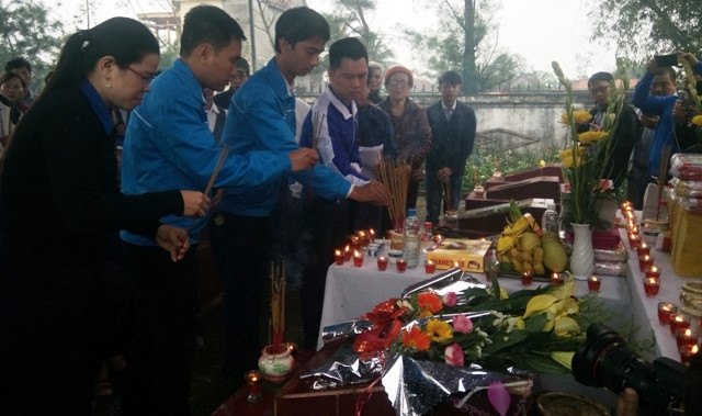 Mỗi ngọn nến, mỗi nén hương là một lời tri ân sâu sắc gửi đến các anh hùng liệt sỹ Gạc Ma. Mỗi ngọn nến, mỗi nén hương là một lời tri ân sâu sắc gửi đến các anh hùng liệt sỹ Gạc Ma.