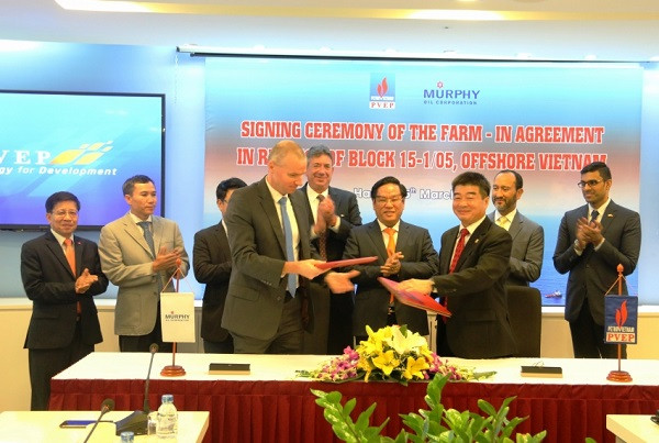 Lễ ký kết Thỏa thuận chuyển nhượng quyền lợi tham gia và quyền điều hành giữa PVEP và Murphy tại Hợp đồng Lô 15-1/05. Lễ ký kết Thỏa thuận chuyển nhượng quyền lợi tham gia và quyền điều hành giữa PVEP và Murphy tại Hợp đồng Lô 15-1/05.