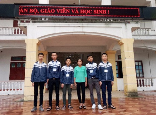 5 nam sinh Trường trung học phổ thông Cẩm Xuyên cùng chị Lê Thị Tiền (Ảnh: Thủy Phan). 5 nam sinh Trường trung học phổ thông Cẩm Xuyên cùng chị Lê Thị Tiền (Ảnh: Thủy Phan).