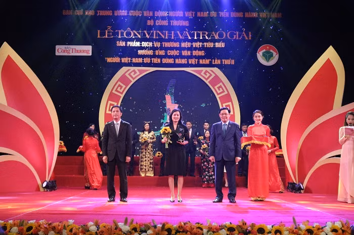 Phó tổng Giám đốc Lê Như Hoa - đại diện VietinBank nhận giải thưởng.