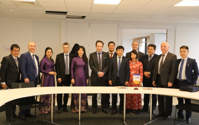 Đoàn công tác chụp hình lưu niệm với đối tác Pháp. Đoàn công tác chụp hình lưu niệm với đối tác Pháp.