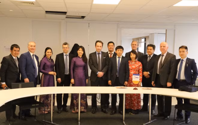 Đoàn công tác chụp hình lưu niệm với đối tác Pháp.