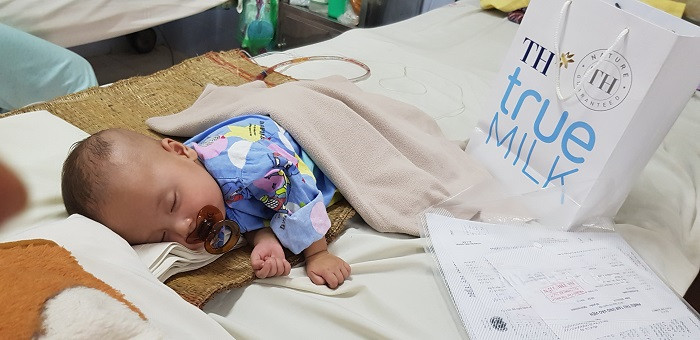 Bé Hoàng Long đã tăng 1kg sau mổ tim, da hồng hào hơn.