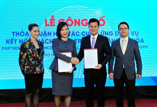 Đại diện VietinBank và Opportunity Network trao thỏa thuận hợp tác.