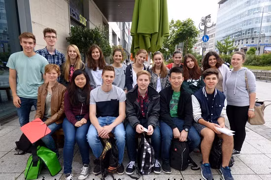 Hai em Ngọc Liên và Đức Nam (ngồi hàng trước) cùng các bạn lớp 10 trường Gymnasium Freiberg (Ảnh: tác giả cung cấp).