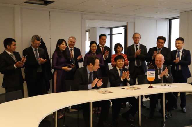 Hình ảnh lễ ký kết. Hình ảnh lễ ký kết.