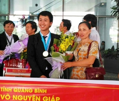 Quỳnh và mẹ trong một lần đón Quỳnh về sau kỳ thi Olympic Vật Lý. Quỳnh và mẹ trong một lần đón Quỳnh về sau kỳ thi Olympic Vật Lý.