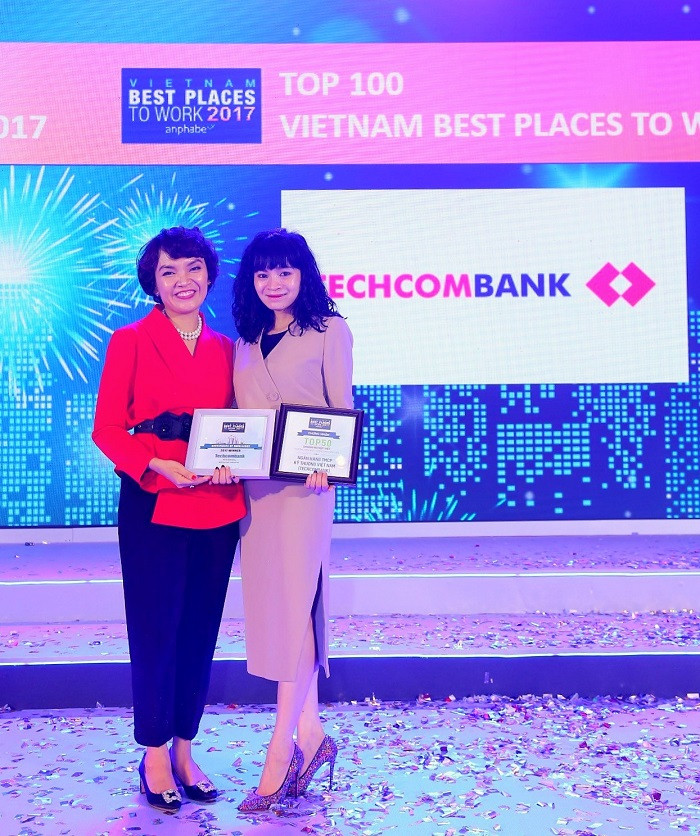 Bà Phạm Vũ Minh Đan (phải) – Giám đốc Khối Quản trị Nguồn Nhân Lực ngân hàng Techcombank tại lễ công bố kết quả khảo sát “Top 100 nơi làm việc tốt nhất Việt Nam 2017”. Bà Phạm Vũ Minh Đan (phải) – Giám đốc Khối Quản trị Nguồn Nhân Lực ngân hàng Techcombank tại lễ công bố kết quả khảo sát “Top 100 nơi làm việc tốt nhất Việt Nam 2017”.