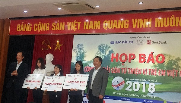 Ông Võ Hồng Phúc cùng đại diện Ban tổ chức giải học bổng cho các em học sinh, sinh viên (Ảnh: An Nhiên). Ông Võ Hồng Phúc cùng đại diện Ban tổ chức giải học bổng cho các em học sinh, sinh viên (Ảnh: An Nhiên).