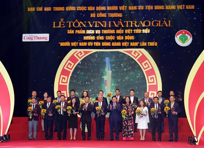 VietinBank là ngân hàng duy nhất trong Top 10 DN có dịch vụ thương hiệu Việt xuất sắc. VietinBank là ngân hàng duy nhất trong Top 10 DN có dịch vụ thương hiệu Việt xuất sắc.