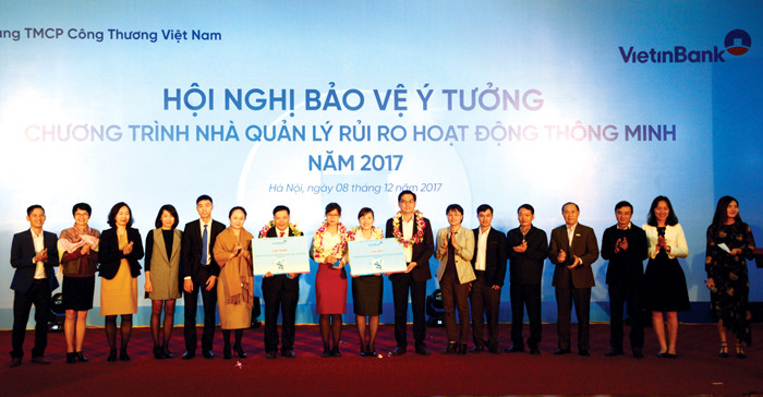 Ban Giám khảo chúc mừng các tác giả có ý tưởng đạt giải “Nhà Quản lý rủi ro hoạt động thông minh” năm 2017. Ban Giám khảo chúc mừng các tác giả có ý tưởng đạt giải “Nhà Quản lý rủi ro hoạt động thông minh” năm 2017.