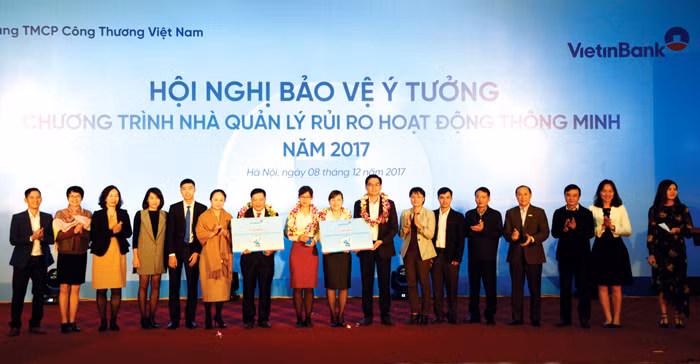 Ban Giám khảo chúc mừng các tác giả có ý tưởng đạt giải “Nhà Quản lý rủi ro hoạt động thông minh” năm 2017.