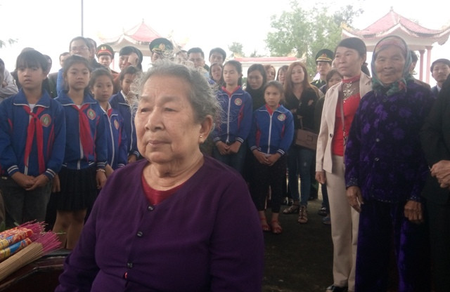 Mẹ Hồ Thị Đức, (thân nhân liệt sỹ Trần Văn Phương) tại buổi lễ tri ân. Mẹ Hồ Thị Đức, (thân nhân liệt sỹ Trần Văn Phương) tại buổi lễ tri ân.