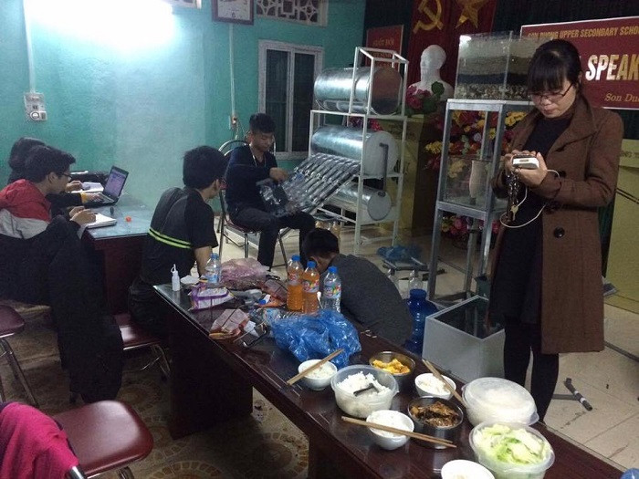 Cô Nga cùng các em học sinh ở lại trường đến tận tối muộn ăn bữa cơm vội vàng để hoàn thành sản phẩm (Ảnh: Nhân vật cung cấp). Cô Nga cùng các em học sinh ở lại trường đến tận tối muộn ăn bữa cơm vội vàng để hoàn thành sản phẩm (Ảnh: Nhân vật cung cấp).