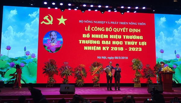 Giáo sư Trịnh Minh Thụ nhận quyết định bổ nhiệm làm Hiệu trưởng (Ảnh: Đào Linh). Giáo sư Trịnh Minh Thụ nhận quyết định bổ nhiệm làm Hiệu trưởng (Ảnh: Đào Linh).