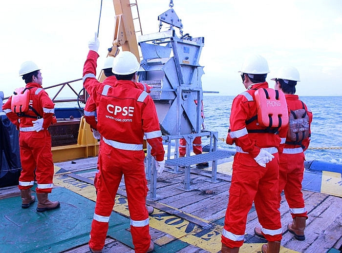 Cán bộ nghiên cứu của VPI khảo sát lấy mẫu môi trường ở khu vực nước sâu. Cán bộ nghiên cứu của VPI khảo sát lấy mẫu môi trường ở khu vực nước sâu.