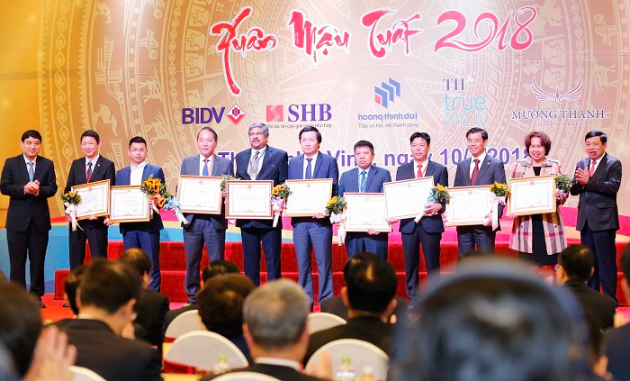 Các doanh nghiệp có nhiều thành tích trong hoạt động đầu tư nhận Bằng khen của tỉnh Nghệ An. Các doanh nghiệp có nhiều thành tích trong hoạt động đầu tư nhận Bằng khen của tỉnh Nghệ An.