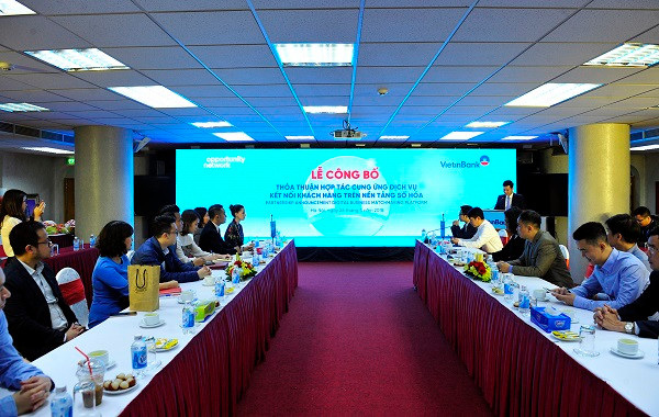 Lễ công bố thỏa thuận hợp tác cung ứng dịch vụ kết nối khách hàng trên nền tảng số hóa.