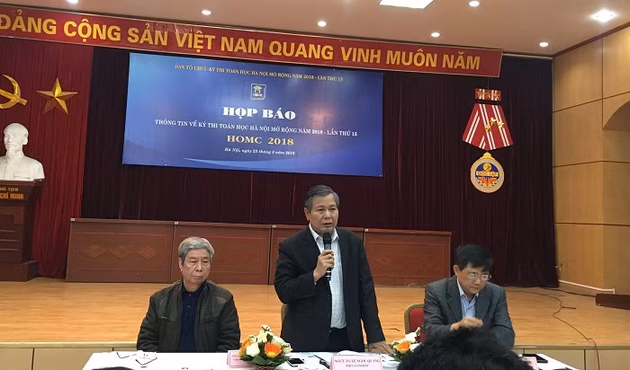 Ông Lê Ngọc Quang (giữa), Phó Giám đốc Sở Giáo dục và Đào tạo Hà Nội phát biểu tại họp báo.