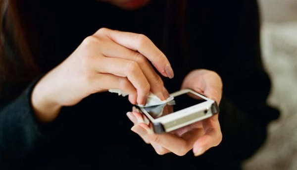 Lau sạch điện thoại (Ảnh: theo Health Magazine).