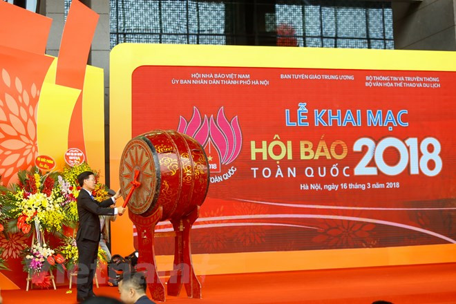 Trưởng ban Tuyên giáo Trung ương Võ Văn Thưởng đánh trống khai mạc hội báo toàn quốc năm 2018. (Ảnh: Minh Sơn/Vietnam+) Trưởng ban Tuyên giáo Trung ương Võ Văn Thưởng đánh trống khai mạc hội báo toàn quốc năm 2018. (Ảnh: Minh Sơn/Vietnam+)
