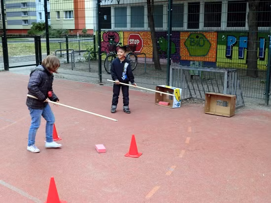 Việt Đức học lớp 5 luyện tập trước khi thi đấu trong ngày hội thể thao của trường Gymnasium Stuttgart (Ảnh: tác giả cung cấp).