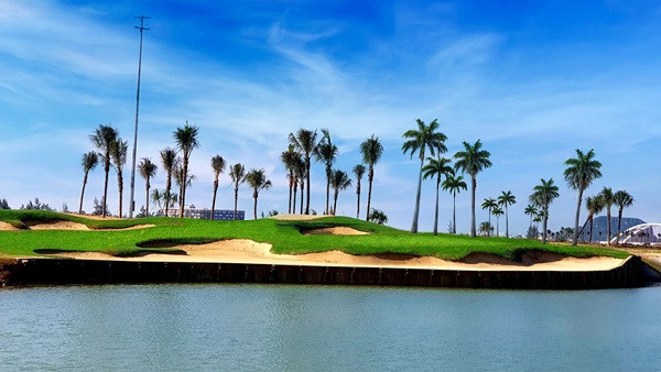 Sân golf được thiết kế gần gũi với thiên nhiên. Sân golf được thiết kế gần gũi với thiên nhiên.