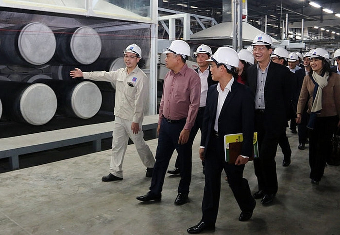 Ông Trần Sỹ Thanh, Ủy viên Ban chấp hành Trung ương Đảng, Phó trưởng ban Kinh tế Trung ương, Chủ tịch Hội đồng thành viên PVN kiểm tra hệ thống sản xuất xơ sợi tại Nhà máy Xơ sợi Đình Vũ. Ông Trần Sỹ Thanh, Ủy viên Ban chấp hành Trung ương Đảng, Phó trưởng ban Kinh tế Trung ương, Chủ tịch Hội đồng thành viên PVN kiểm tra hệ thống sản xuất xơ sợi tại Nhà máy Xơ sợi Đình Vũ.