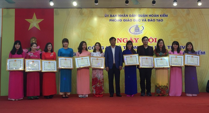 Đồng chí Đinh Hồng Phong trao giải cho các cá nhân xuất sắc đạt giải (Ảnh: Đào Linh). Đồng chí Đinh Hồng Phong trao giải cho các cá nhân xuất sắc đạt giải (Ảnh: Đào Linh).