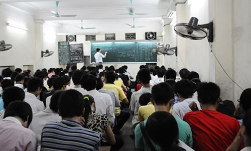 Giáo viên bỏ ra hàng trăm triệu để chạy việc vì lý do gì? (Ảnh minh họa: daidoanket.vn)