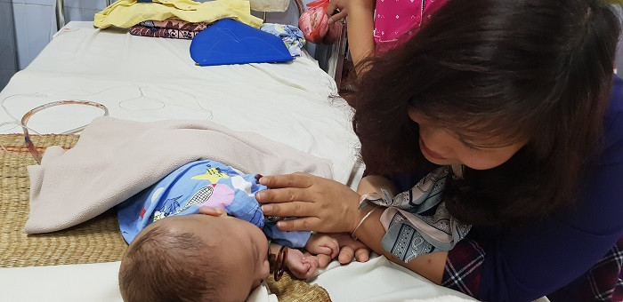 Đại diện gia đình nhà tài trợ trực tiếp đến thăm và tặng quà cho bé Hoàng Long.