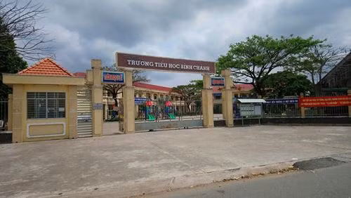 Trường tiểu học Bình Chánh nơi một giáo viên bị phụ huynh bắt quỳ gối xin lỗi. Ảnh: Báo Người Lao động Online