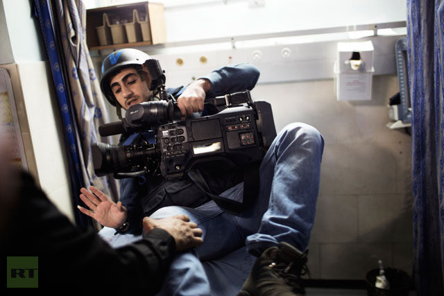 Ajab al-Shorafa, quay phim cho kênh truyền hình Press TV, đang ghi lại hình ảnh hiện trường sau vụ tấn công trụ sở các kênh truyền hình quốc tế tại thành phố Gaza.