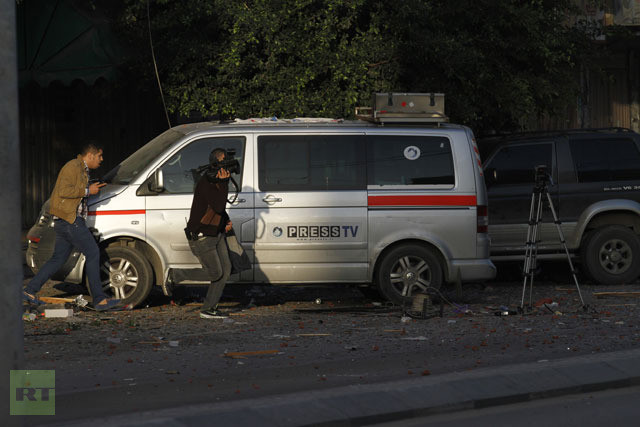 Các nhà báo tại hiện trường vụ tấn công trụ sở truyền hình ở Dải Gaza.