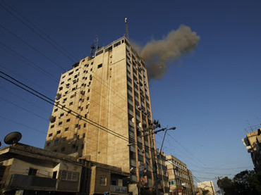 Khói bốc lên từ tòa nhà văn phòng sau vụ tấn công.