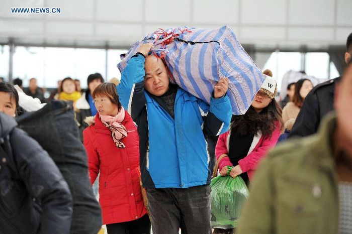 Dòng người đông đúc ở nhà ga Ngân Xuyên.