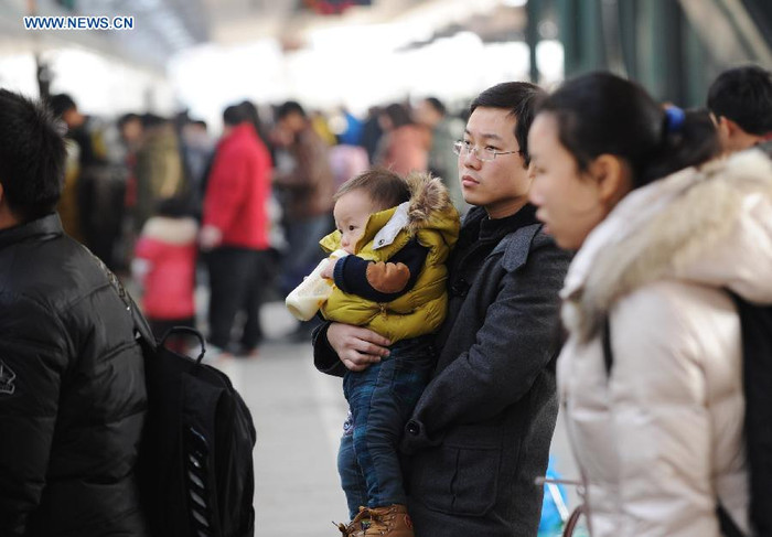 Hành khách đợi lên tàu ở Trùng Khánh.