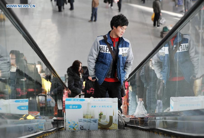 Hành khách tại nhà ga ở Ngân Xuyên, khu Ninh Hạ.