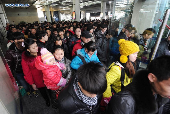 Dòng người đổ qua các cửa ga lên tàu ở thành phố Trùng Khánh.