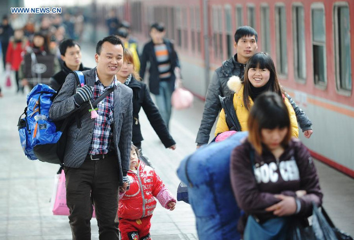 Hành khách chuẩn bị lên tàu rời Trùng Khánh.