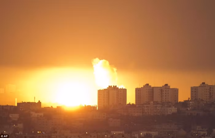 Ánh lửa sáng rực một góc trời Gaza sau cuộc không kích của Quân đội Israel.