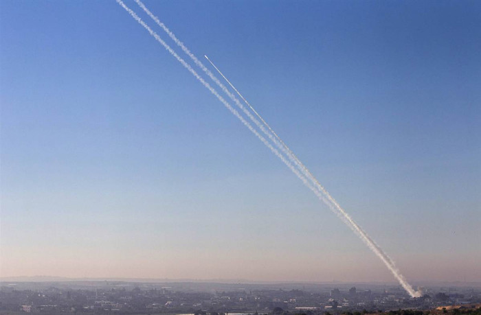 Tên lửa được phóng từ Bắc Dải Gaza hướng tới Israel hôm 15/11.