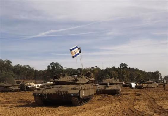 Quốc kỳ Israel trên chiếc xe tăng ở gần biên giới với Dải Gaza hôm 16/11.