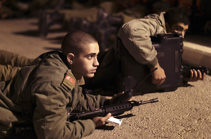 Một lính Israel làm nhiệm vụ đảm bảo an ninh tại tang lễ của Aaron Smaja trong nghĩa trang Kiryat Malachi.