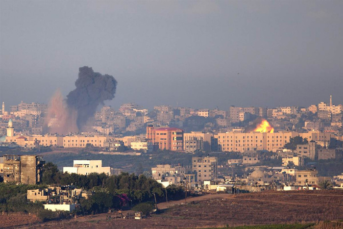 Khói bốc lên từ thành phố Gaza sau cuộc không kích của Quân đội Israel hôm 15/11.