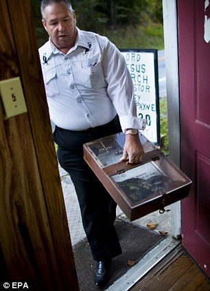 Một tín đồ mang rắn đến nhà thờ thực thi nghi lễ cực đoan