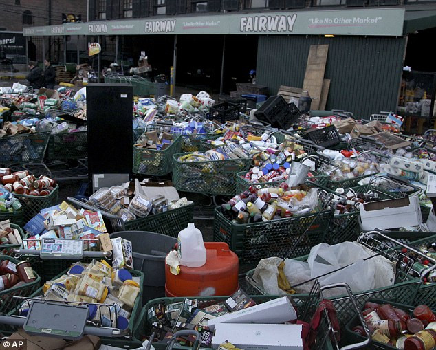 Siêu thị này đã bị ngập 1,2m do mưa bão.