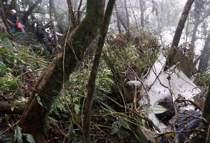 Mảnh vỡ của chiếc Sukhoi Superjet-100 bị rơi tại vùng núi Salak ở Bogor, Tây Java, Indonesia ngày 9/5. Ảnh Xinhua