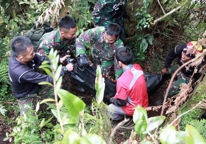 Đưa thi thể nạn nhân rời khỏi hiện trường tới vị trí trực thăng. Ảnh Xinhua Đưa thi thể nạn nhân rời khỏi hiện trường tới vị trí trực thăng. Ảnh Xinhua
