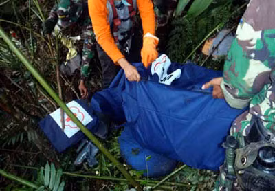 Thi thể một nạn nhân được tìm thấy ở hiện trường vụ tai nạn. Ảnh Xinhua
